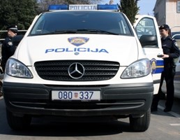 Slika PU_I///policajci ulaze u vozili.jpg